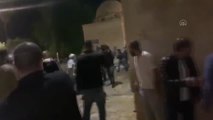 İsrail polisi, Mescid-i Aksa'ya girerek Kıble Mescidi'nin içinde namaz kılan cemaate ses bombalarıyla saldırdı (3)