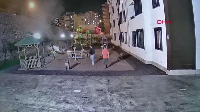 Son dakika haberleri | TOKAT OTOMOBİL 10 METRELİK İSTİNAT DUVARINDAN SİTE BAHÇESİNE DÜŞTÜ; KAZA KAMERADA