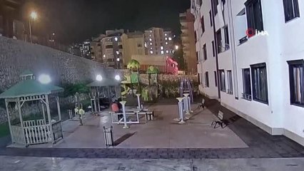 Virajı alamayan otomobil çocuk parkına uçtu, parktakiler facianın eşiğinden döndü...O anlar kamerada