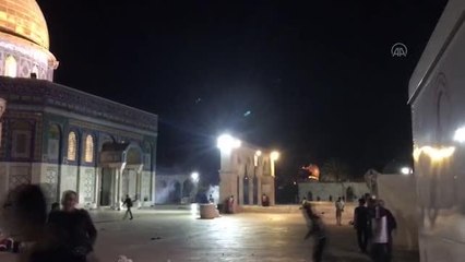 İsrail polisi, Mescid-i Aksa'ya girerek Kıble Mescidi'nin içinde namaz kılan cemaate ses bombalarıyla saldırdı (4)
