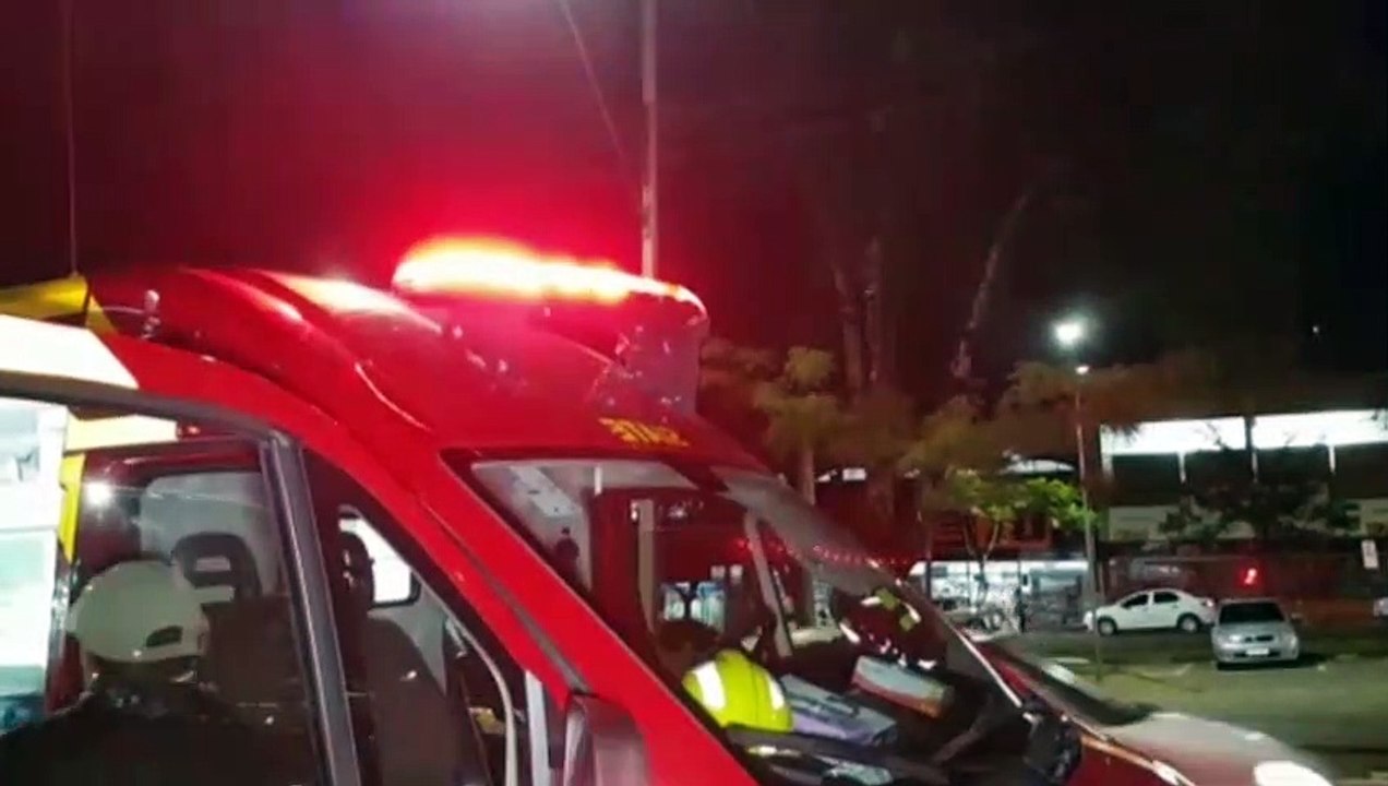 Jovem de 23 anos fica ferido em acidente entre carro e moto na Avenida Brasil, no Centro