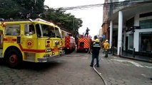 Las bomberos acudieron al llamado de auxilio de los vecinos