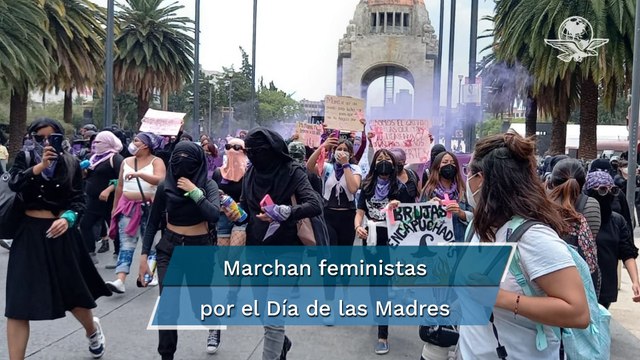 Colectivos feministas y madres de desaparecidos marchan hacia el Zócalo