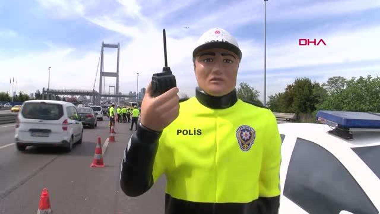 15 TEMMUZ ŞEHİTLER KÖPRÜSÜ'NDE SÜRÜCÜLERE TRAFİK HAFTASI HEDİYESİ