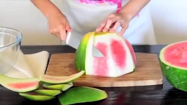 İşte karpuz kesmenin en pratik yolu