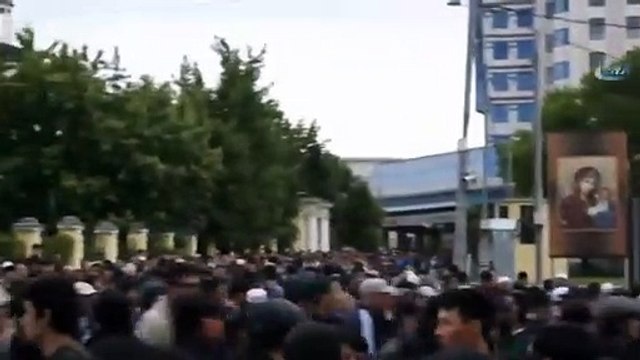 Binlerce Müslüman sokakta namaz kıldı