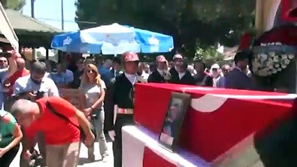 Mehmetçik şehit arkadaşına gözyaşlarıyla veda etti
