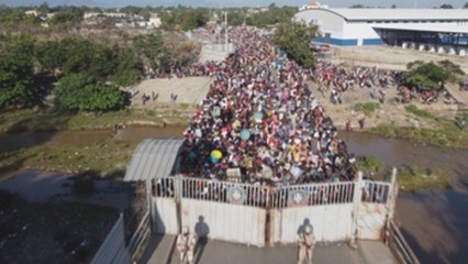 Un agitado día de mercado en la frontera dominico-haitiana