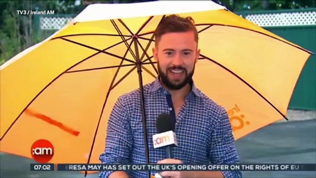 Muhabir canlı yayında rüzgarla savruldu!