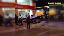Makas atan otomobil, lüks otomobile çarptıktan sonra bankaya girdi