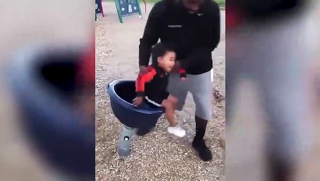 Çocuk babasını gülmekten yerlere düşürdü