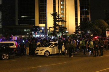 İHH ÜYELERİ, İSRAİL POLİSİNİN MECSİD-İ AKSA'DA NAMAZ KILANLARA SES BOMBALI SALDIRISINI PROTESTO ETTİ