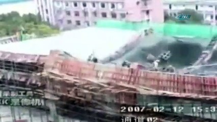 Beton yığını işçileri yuttu!