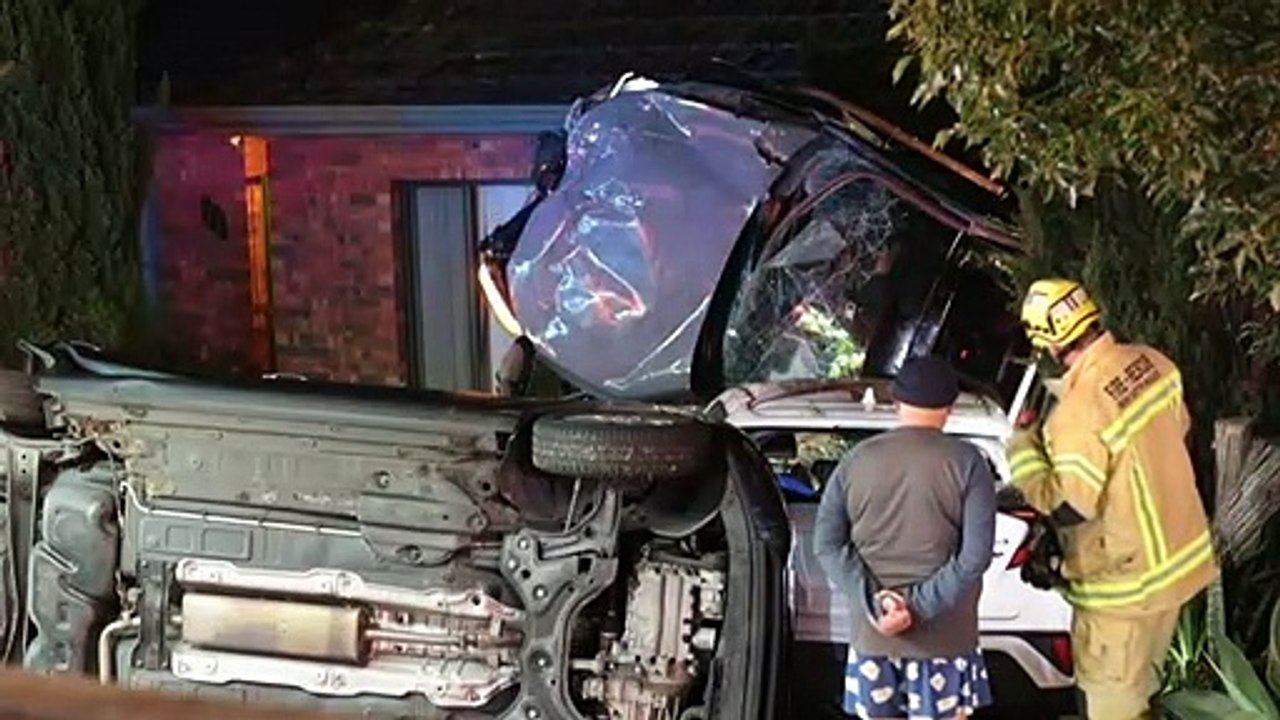 Family of 4 unharmed after car crashes off Princess Hwy