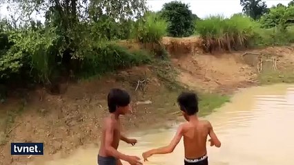 Yılanla oynayan çocuklar ölümden döndü