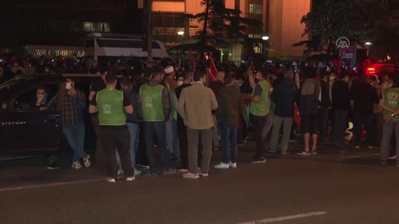 İsrail'in İstanbul Başkonsolosluğu önünde bir grup, Mescid-i Aksa saldırısını protesto etti