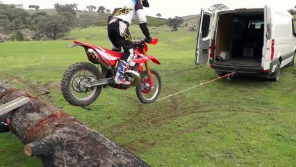 İp üzerinde motosikletle şov yaptı