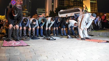 İsrail'in İstanbul Başkonsolosluğu önünde bir grup, Mescid-i Aksa saldırısını protesto ederek namaz kıldı