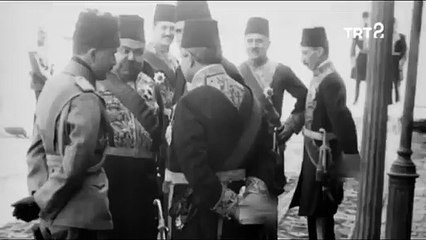 TRT’nin Osmanlı arşivi: Türbe önünde eller arkada