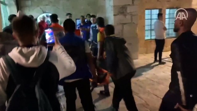 İsrail polisinden Mescid-i Aksa'da cemaate saldırı