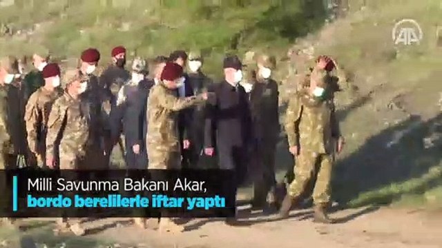 Milli Savunma Bakanı Akar, bordo berelilerle iftar yaptı