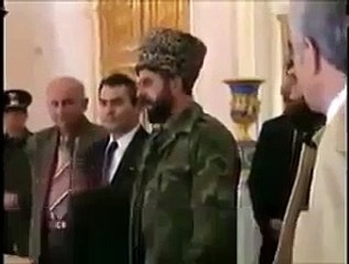 Yeltsin'e diz çöktüren Çeçen liderin efsanevi görüntüleri