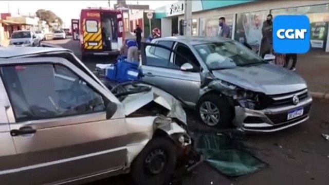 Carros se envolvem em grave forte colisão no Jardim Clarito; Três pessoas ficam feridas