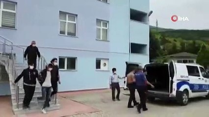 Çaldıkları 2 koyunu taşımak için 2 otomobil çaldılar