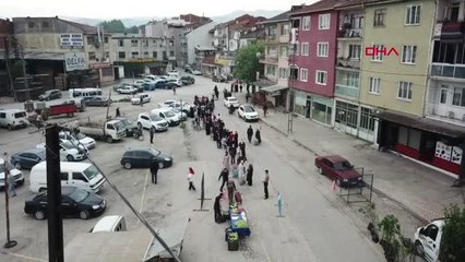 BURSA PAZAR YERLERİNDE YOĞUNLUK YAŞANDI, GİRİŞLERDE KUYRUKLAR OLUŞTU