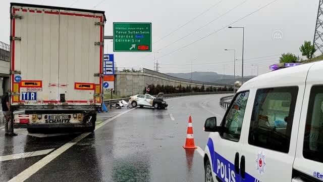 TEM otoyolunda otomobille tırın çarpışması sonucu 2 kişi yaralandı