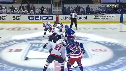 Triple bagarre au début d'un match de hockey