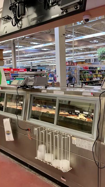 Une femme fait ses courses dans une cabine antivirus