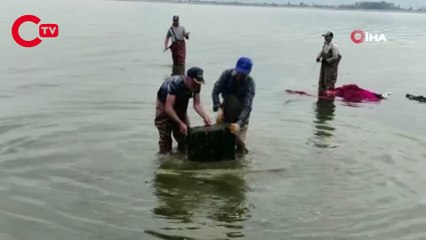 İznik Gölü'nde ağlara 2 bin yıllık kabartmalı yazıt takıldı