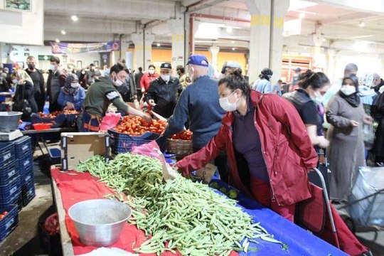İzmit'te semt pazarında sosyal mesafe unutuldu