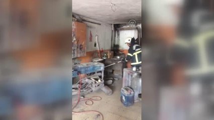 KAHRAMANMARAŞ - İş yerine giren yılanı itfaiye yakaladı