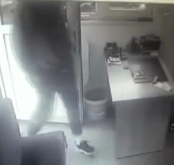 ŞİŞLİ'DE OTO YIKAMACIDAN CEP TELEFONU ÇALAN ŞÜPHELİ KAMERADA