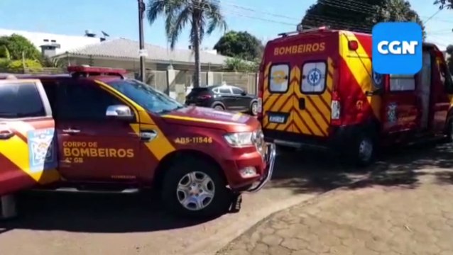 Após colisão com moto, lateral de carro fica destruída no cruzamento das Ruas Vitória e Salgado Filho