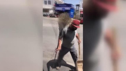 Bodrum'da süpürgesiyle akrobatik hareketler yapan temizlik işçisi gülümsetiyor