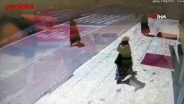 Markette hırsızlık yapan kadın sokak ortasında tuvaletini yaptı