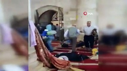 İşgalci İsrail güçlerinin Mescid-i Aksa'daki müslümanlara yönelik saldırı anı kamerada