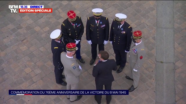 Après la cérémonie de commémoration du 8-mai, Emmanuel Macron s'entretient avec les chefs d'état-major