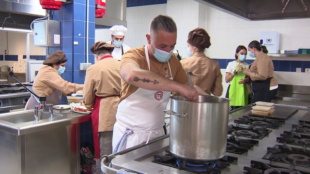 Dani Vallejo, concursante de Masterchef, cocina menús solidarios para Somos Tribu Vallecas