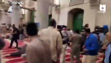 صلاةٌ في المسجد الأقصى بلون الدم وعلى دوي الرصاص المطاطي وقنابل الصوت.. شاهد