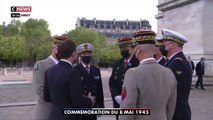 8 mai 1945 : Emmanuel Macron discute très longuement devant les caméras avec les responsables militaires français