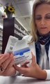 La responsable de una farmacia publica un vídeo mostrando el prospecto de la vacuna de Janssen: Una enorme hoja en blanco