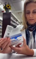La responsable de una farmacia publica un vídeo mostrando el prospecto de la vacuna de Janssen: Una enorme hoja en blanco