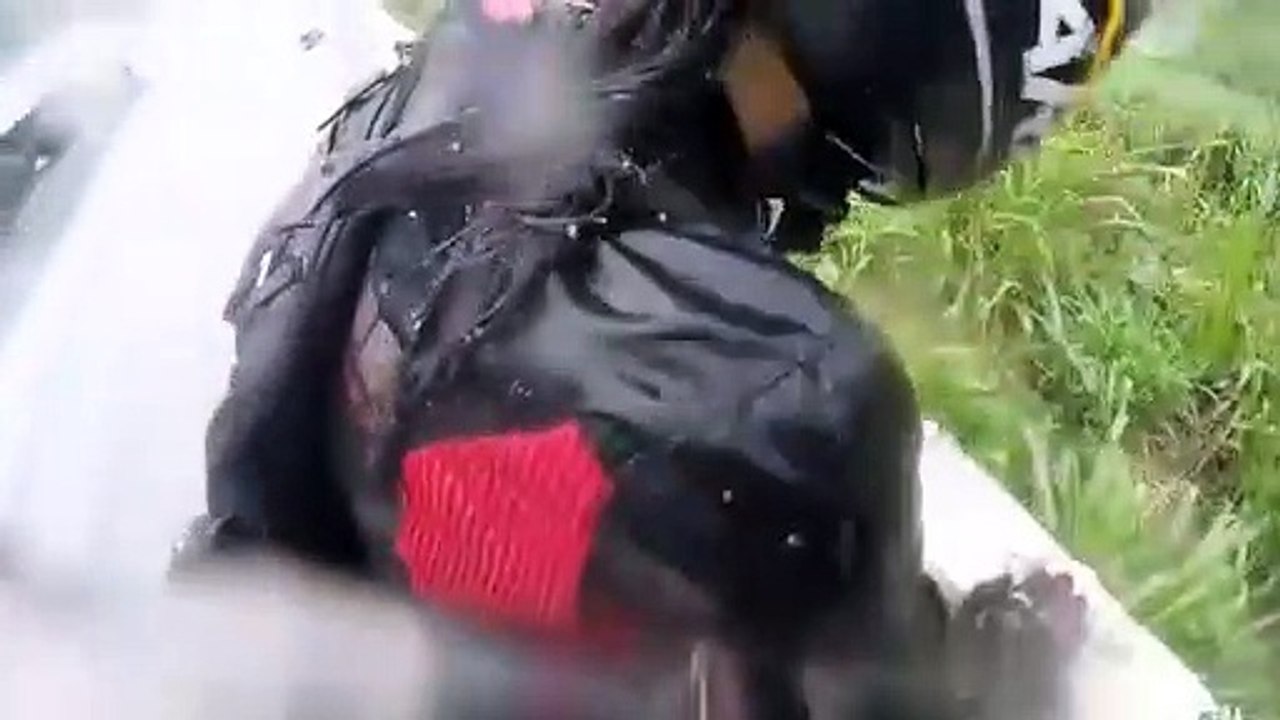 Un motard chute avec sa copine et la sauve ... Héroïque