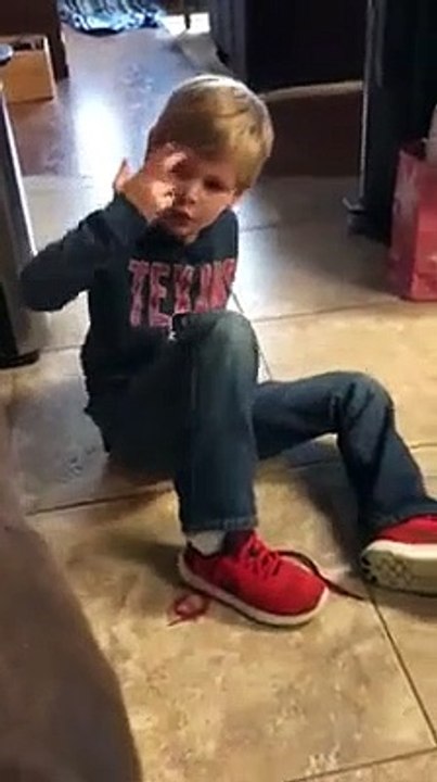 Cet enfant a une astuce incroyable pour faire ses lacets