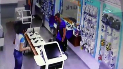 Vitrindeki telefonu böyle çaldı