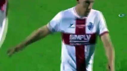 Kendi oyuncusuna kafa attı!